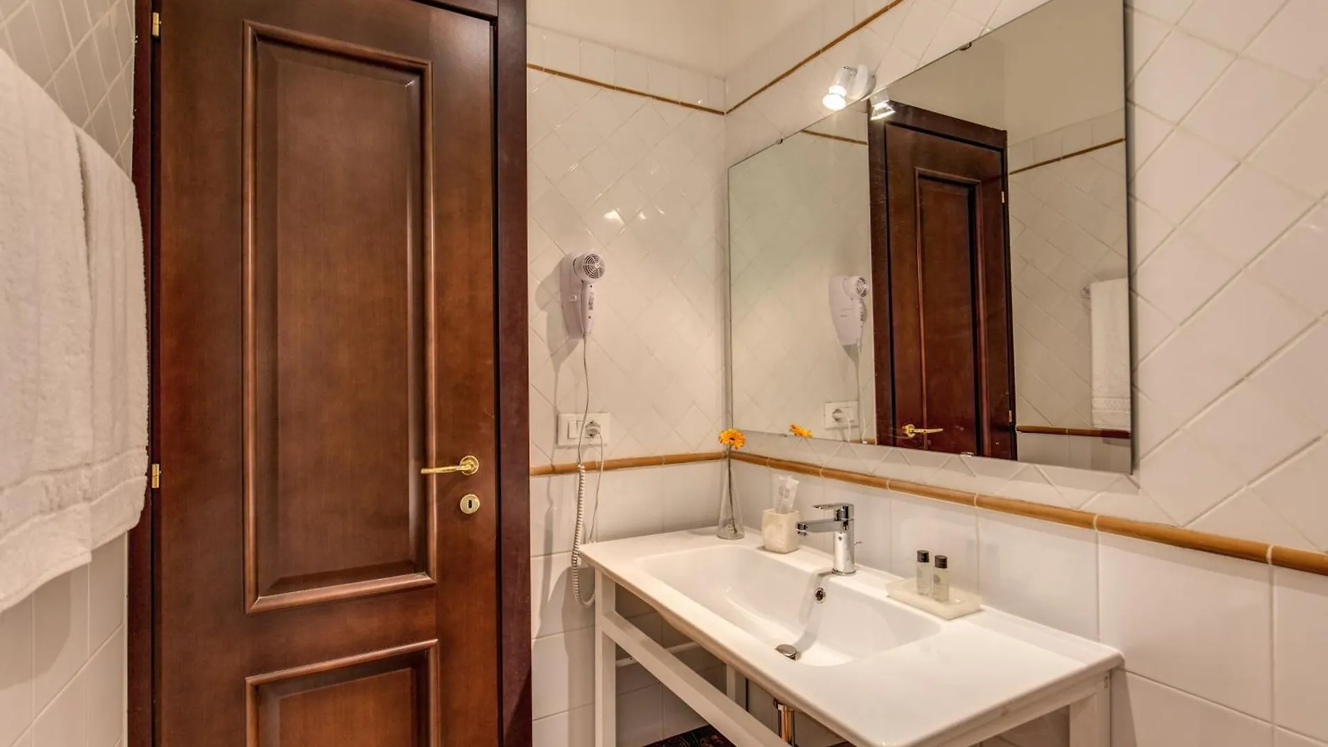 *** Guest house Piccolo Trevi Suites Rome Italy
